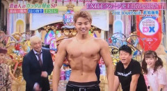 【画像】堀江貴文さん、ボインの美女集団に囲まれてウヒョヒョ顔wwwwww
