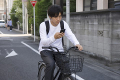 【悲報】自転車の交通違反“青切符”52件中41件が「ながらスマホ（12000円）」