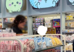 【画像】ハリウッドスターさん、ちいかわショップで発見されるwwwww