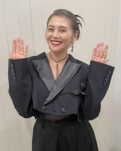 【悲報】小泉今日子さん、還暦ツアーの武道館公演で「憲法第9条」を朗読してしまうｗｗｗｗｗｗｗｗｗｗ