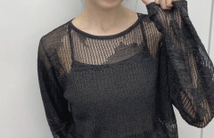 【画像】令和の峰不二子さん、お乳が見える服で電車に乗ってしまうwww