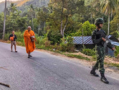 タイ陸軍は托鉢に出かける「僧侶」の安全確保任務に従事しています！