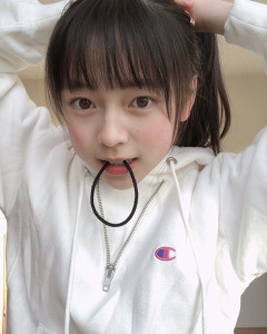 【画像】女子小学生、ゴムを咥えて自画撮りしてしまう