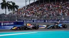 サインツがF1マイアミGP決勝でのフェルスタッペンに怒り「中団では好き勝手出来ると思ってる」