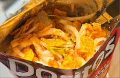 【画像】晩酌研究家『ドリトスの袋に具材とソースをぶち込んで混ぜるやつ。美味すぎる』