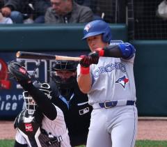 岡本和真〝超量産〟5月5戦5発の10号ソロ　村上宗隆を追走　年間45本ペース　キング争いリーグ5位タイ　右中間へ124.6m