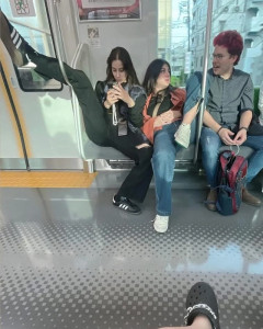 外国人「頼むから日本の電車でこんなマナー違反はやめてほしい…」