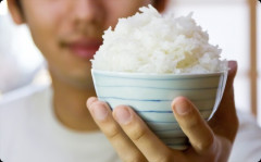 ご飯を食べてる時に彼氏が「おかわり頂戴☆」と言ってくることにイライラする。無意識なんだろうけどさぁ・・・