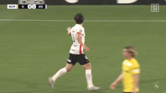 給水ボトルで思わぬハプニングが…試合後に柏レイソルサポーターのもとへ駆け寄った浦和レッズDF石原広教