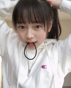 【画像】女子小学生、ゴムを咥えて自画撮りしてしまう