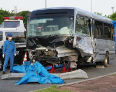 【悲報】マイクロバス事故で亡くなった高校生、車内から反対車線まで飛んでいた…