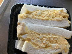 【悲報】トライアルのたまごサンドが不味くて泣いてます