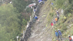 【悲報】バイク女さん、山道でアクセルとブレーキを間違えた結果がヤバすぎるｗｗｗｗｗｗｗｗｗｗ
