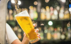 家に向かう商店街の外れに小洒落たバルが出来た。人が入っていたので利用しようとしたら店員が・・・