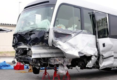 【大悲報】バスの事故で生徒が死亡した高校「貸し切りバスは高いなぁ…せや！レンタカー借りて運転手も安く済ませよう！」