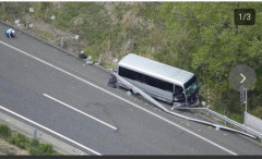 【衝撃】マイクロバス事故で亡くなった高校生さん、リヤガラスから車外に投げ出されていた・・・・・・・・・