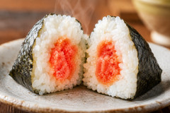 おにぎりってのり巻くと格段にうまくなるよな