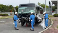 【悲報】善意のボランティアでバスを運転（1人死亡、20人負傷）した68歳無職男性が逮捕されてしまう