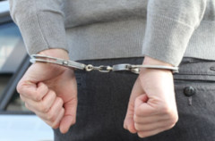 女子高生の生足を愛撫して逮捕された男、高級チー牛だった
