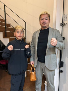 【悲報】キッズキックボクシング大会さん、優勝選手の挨拶中に乱入した金髪少年にマイクを渡してしまう
