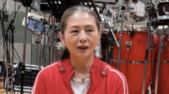 日本武道館で行ったライブで憲法9条の朗読を流した小泉今日子さん（６０）、 客席に向けて打ち出された銀テープには「戦争反対!! 平和な世界希望!!」と記載されていた