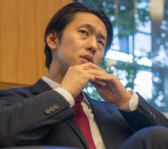一人旅の何が楽しいん？ホテルのベッドでゴロゴロするだけやん
