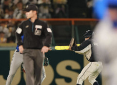 7回裏の打者嶋村で風船乱入で試合中断←あれでレイノルズに間が出来てしまった