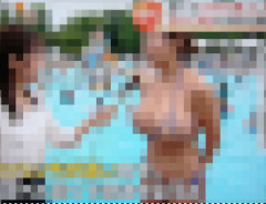 【画像】人妻さん、プールでうっかりド派手な水着を着てしまうｗｗｗｗｗ