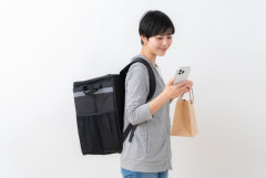 フードデリバリー配達員に「青切符」の衝撃、スマホ操作に1.2万円の反則金