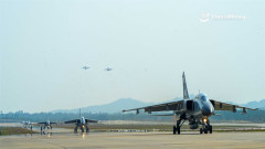 中国空軍のJ-16戦闘機とJH-7戦闘爆撃機がが演習空域に向かい次々と離陸！