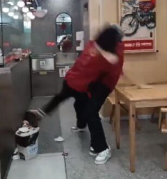 【動画】中国兄さん、お店でプロレス開始ｗｗｗｗｗｗｗｗｗｗｗｗｗｗｗｗｗｗ