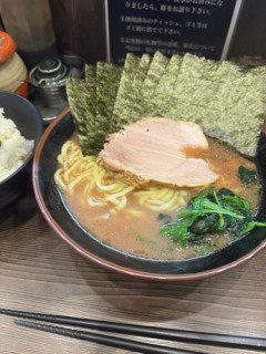 【悲報】家系ラーメンさん、うんめぇ