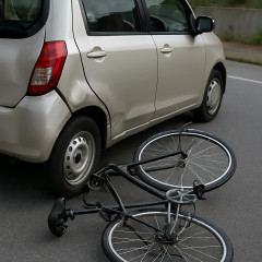 停車中の軽乗用車に自転車が追突 19歳男子大学生が死亡   #愛媛 |  このあたりか？