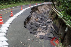 【悲報】日本の道路さん、陥没しまくってしまうｗｗｗｗｗｗｗｗｗｗ