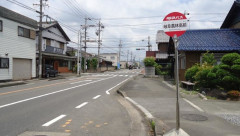 停車しようとした路線バスと後ろから走ってきた自転車の女子高校生（１７）が接触　 女子高生はバスとガードレールの間に挟まれてケガ　　岐阜県北方町