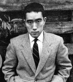 三島由紀夫「東大卒の元大蔵官僚です。作家だけど映画出たり写真集出しました。腹切って死にました」←改めて考えるとすごい人よな