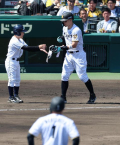 【サトテル】阪神　佐藤輝明の初回申告敬遠に甲子園がどよめく　直近３年は一度もなし　好機拡大も５番起用の前川が見逃し三振