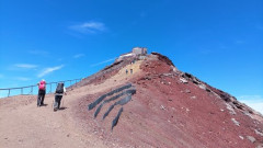 【動画】中国人登山客さん、富士山頂で国旗を振り回すも米兵に日の丸で返されて無言退却してしまう