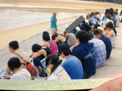 【画像】平和学習、辺野古で話を聞く高校生の様子がこちら