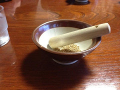【画像】とんかつ屋さんで、待ってる間に小さいすり鉢でごまを擦らされる謎の儀式