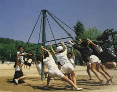 【画像】昭和の公園遊具、危険すぎるWWWWWWWWWWWWWWWW