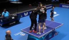 【動画】世界卓球ロンドン ルーマニアチーム、勝利直後、５人で台の上に乗って抱き合って喜ぶ・・・　台が軋んで、チェック・メンテナンスに数十分かかり、次の試合に迷惑をかける