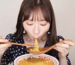 【画像】麺を食ってる女が性的に見える奴がいるらしいがｗｗｗｗｗｗｗ