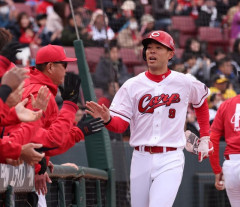 カープ秋山翔吾にアクシデント発生？3回守備から途中交代