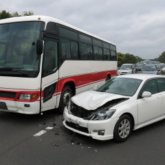 部活動遠征中のバスが渋滞車列に追突か 生徒ら3人軽傷 加古川バイパス   #兵庫 |  部活より勉強しろ