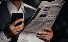近辺で起きた玉突き事故に、新聞社部長「ウチが一番だ！いい写真を撮って来い！」。記者が持ち帰った4亡者のリストには、部長の妻子の名が記されていて…