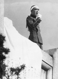 【悲報】三島由紀夫さん「東大卒の元大蔵官僚です。作家だけど映画出たり写真集出しました。腹切って死にました」←