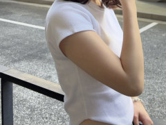【画像】色白女、酒を飲んで生足が「こう」なってしまう