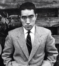 三島由紀夫「東大卒の元大蔵官僚です。作家だけど映画出たり写真集出しました。腹切って死にました」←