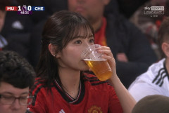 インフルエンサー女さんが飲酒禁止のイギリスサッカー試合でビールを飲んでる画像を投稿⇒AIです！と言い訳し炎上